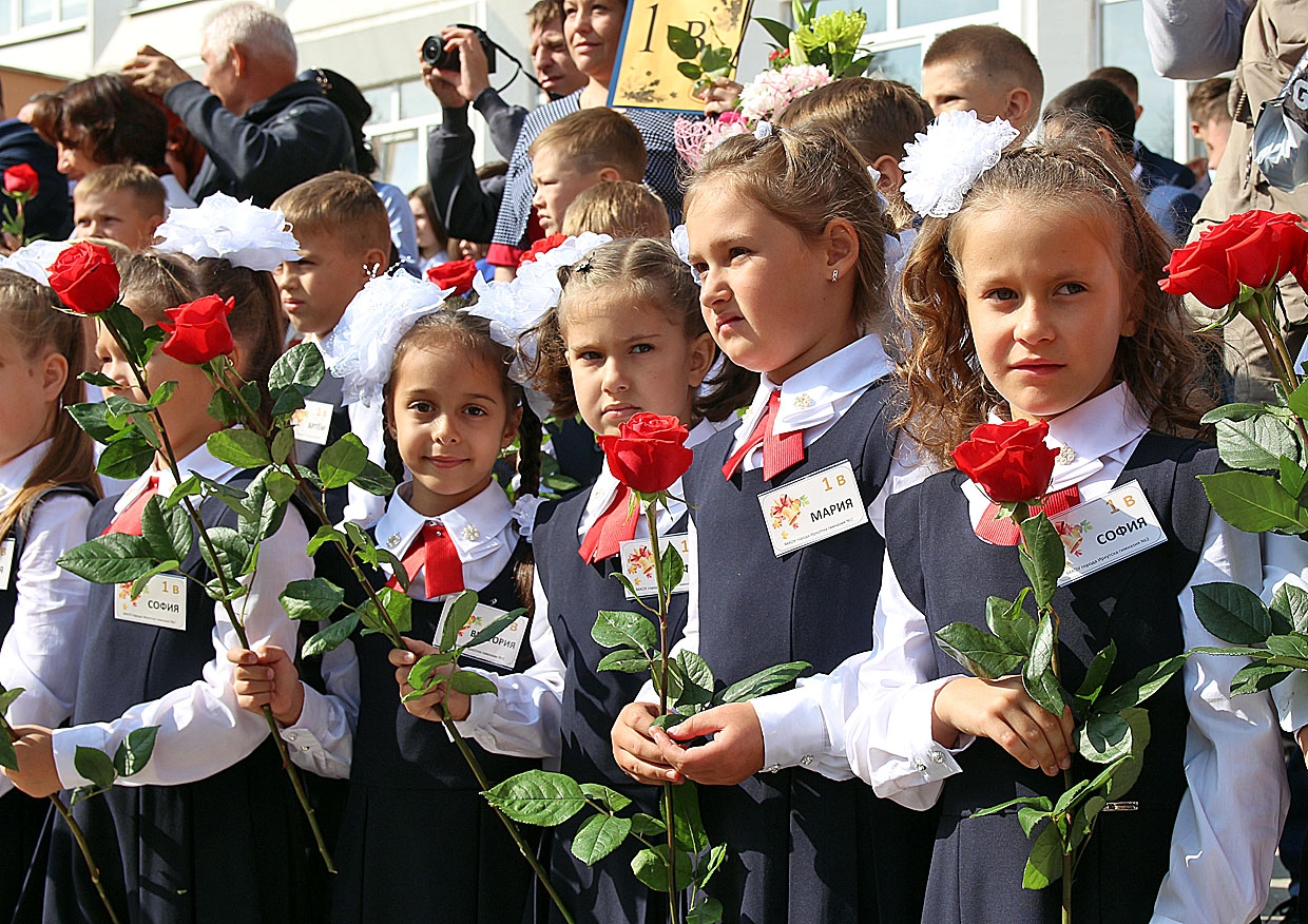 Первоклассники заходят в школу