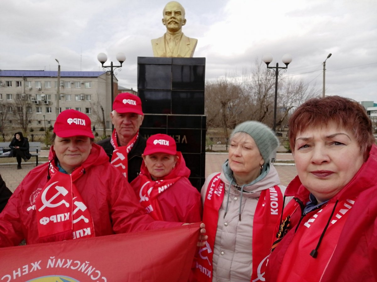 Тайшетские коммунисты возложили венки к памятнику В. И. Ленина в г. Тайшете и двум памятникам в г. Бирюсинске и р. п. Юрты.