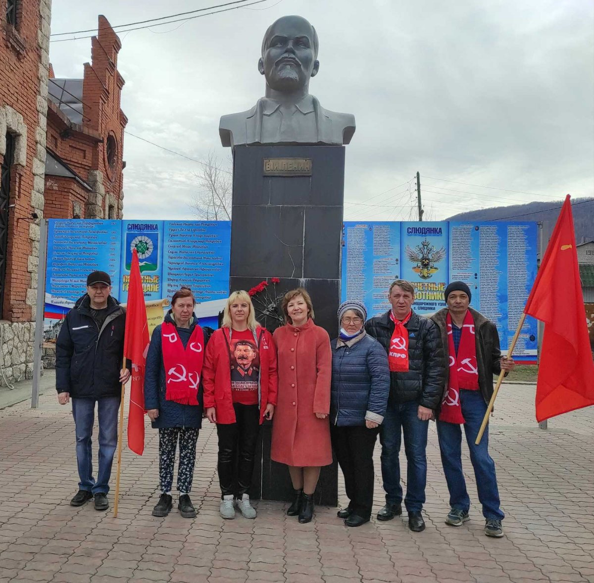 Как раз к дню рождения коммунисты установили в г. Слюдянка новый бюст В.И.Ленину