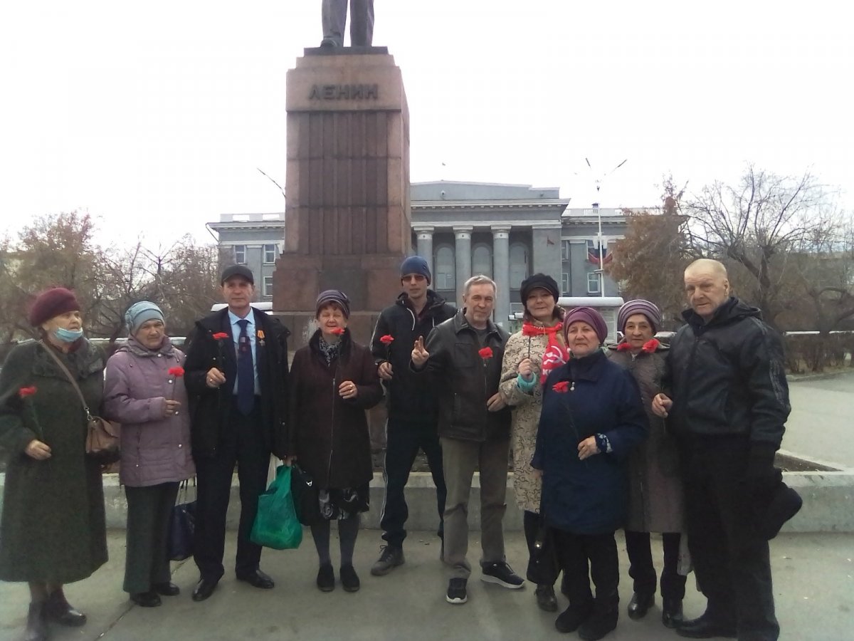Черемховские коммунисты у памятника