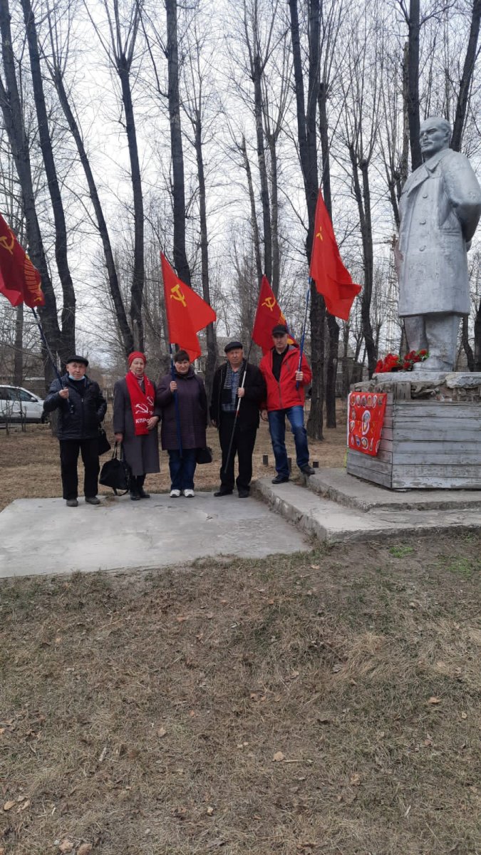 Возложение цветов к памятнику В. И. Ленину коммунистами и сторонниками Ленинского отделения КПРФ