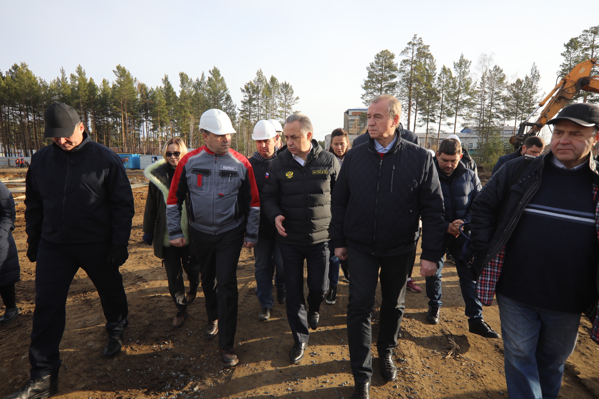 Новая школа в Тулуне в березовой роще