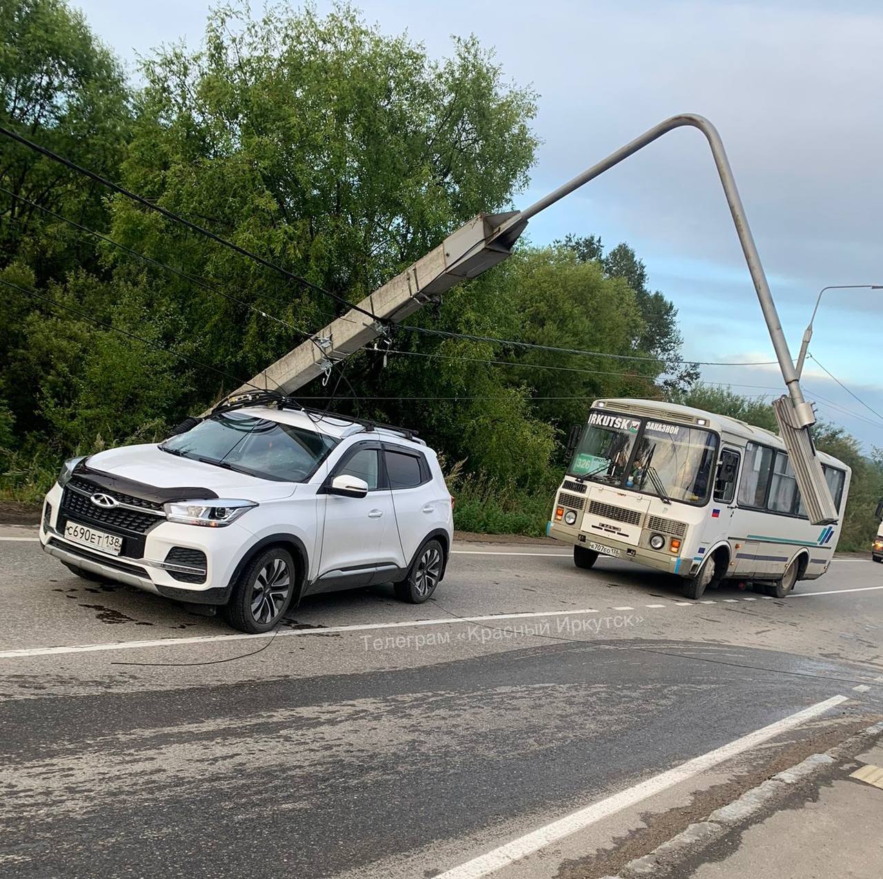 Ночью в деревне Олха Шелеховского района автомобиль снес опору  электропередачи и улетела в кювет