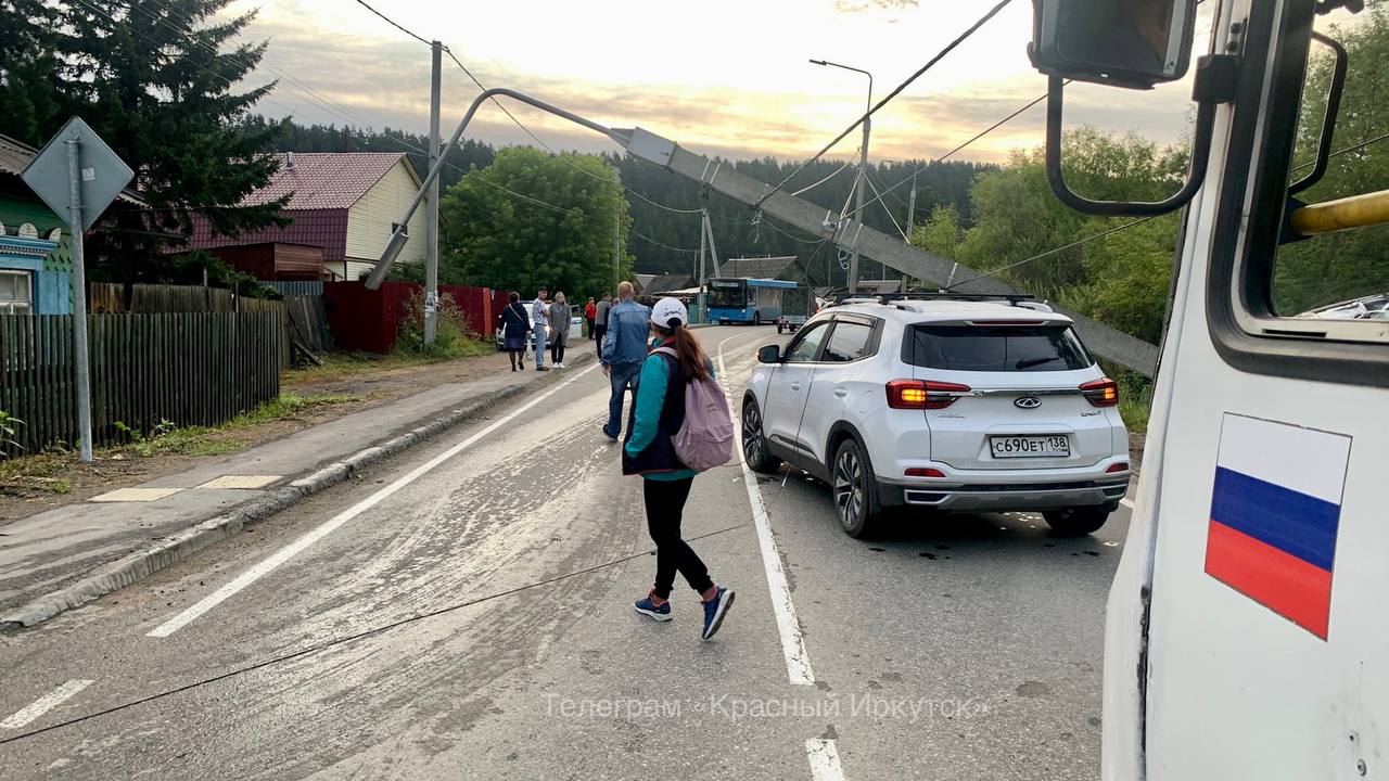 Ночью в деревне Олха Шелеховского района автомобиль снес опору  электропередачи и улетела в кювет