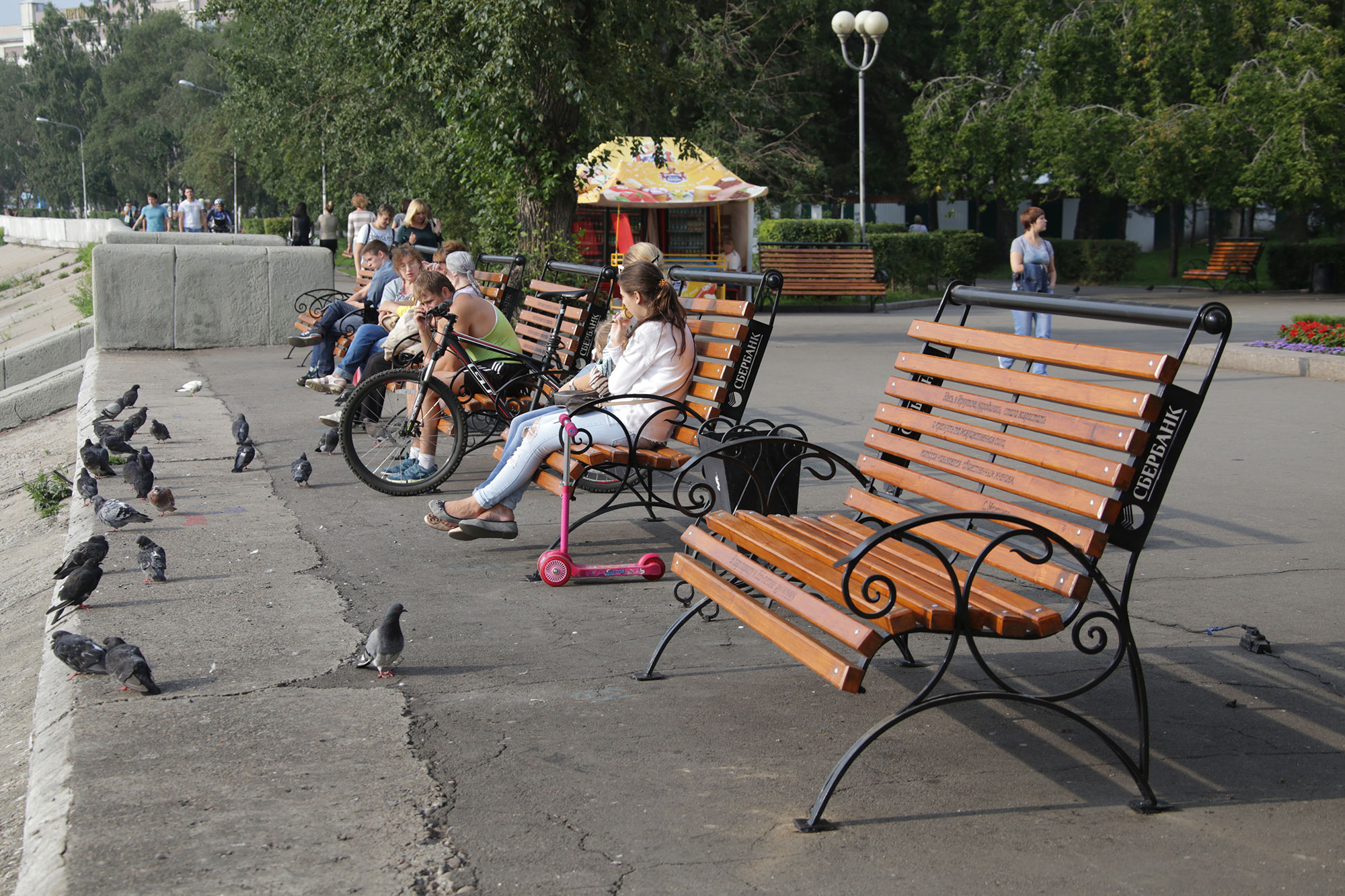 скамейки на набережной