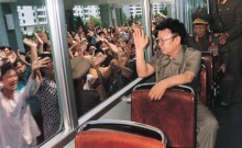 Ким Чен Ир отвечает на горячее приветствие народа. Июль 1995г.
