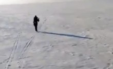 Сегодня утром на Байкале спасатели эвакуировали со льда женщину, которая потеряла ориентир и не могла найти берег