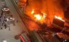 В Иркутске пожарные ликвидируют возгорание двух частных домов.