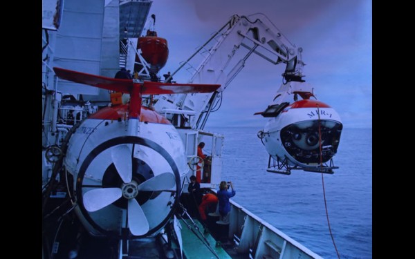 Глубоководные аппараты «Мир-1» и «Мир-2» на палубе научного судна «Академик Мстислав Келдыш» перед погружением.