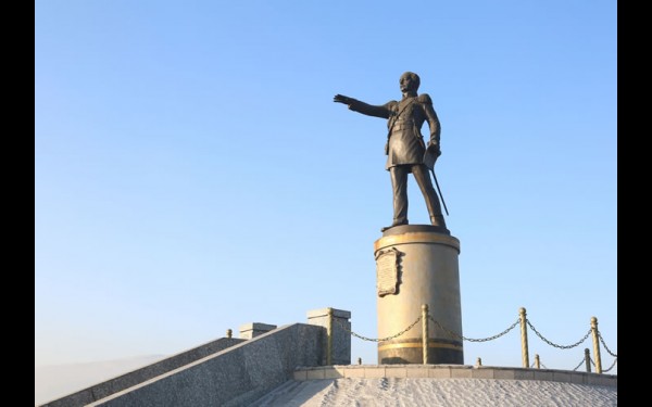 Бронзовый памятник графу Н.Н. Муравьёву-Амурскому