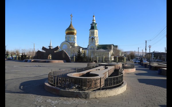 Золотые купола православного Свято-Никольского храма, разместившегося в центре поселка, соседствуют с башенками и крышами зданий в стиле китайских пагод.