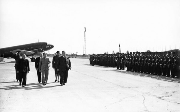 Прибытие делегации ГДР в Пекин 25 сентября 1954 года. На заднем плане Ли-2 СКОГА.