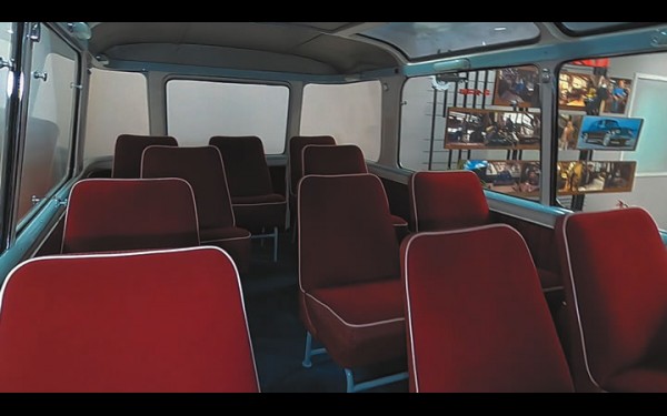 Пассажирский салон отделён от кабины водителя прозрачной перегородкой. Пассажирское пространство изобилует шикарным остеклением, в крышу встроен огромный сдвижной люк