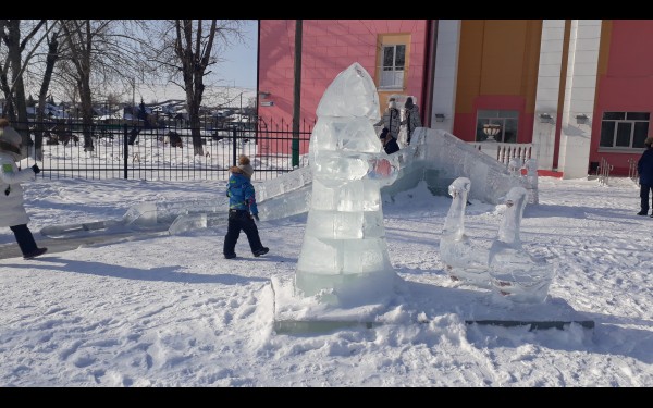 Возле ДК «Русь» еще стоит ледяной городок и горка для детишек.