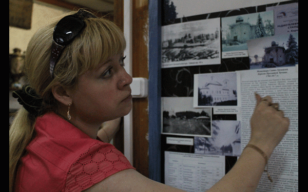 Елена Еохина показывает на старинной карте расположение монастыря.