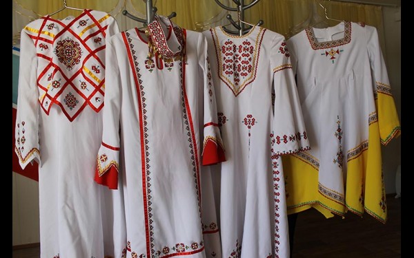В национальных чувашских костюмах обязательно присутствуют красный и желтый цвета, которые символизируют добро, любовь и солнце. Кроме того, каждая вышивка на платье является оберегом для хозяйки наряда.