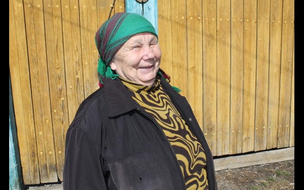 Людмила Алексеевна 38 лет проработала на ферме дояркой. Все дети уже давно выросли и покинули семейный очаг. Зато теперь у нее имеется 10 внуков и столько же правнуков.