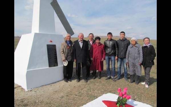 Рядом с селом Ользоны жители установили обелиск.