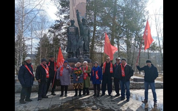 Нижнеилимское отделение, возложение цветов в честь Дня международной солидарности трудящихся в сквере «Илимских партизан». С поздравлением выступил первый секретарь Нижнеилимского РК КПРФ Александр Владимирович Носов.