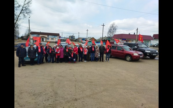 В честь празднования Дня международной солидарности трудящихся Чунским местным отделением КПРФ был организован и проведён автопробег по улицам райцентра.
