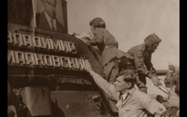 Артист В. Яхонтов у танка «Владимир Маяковский», 1944 год, Челябинск