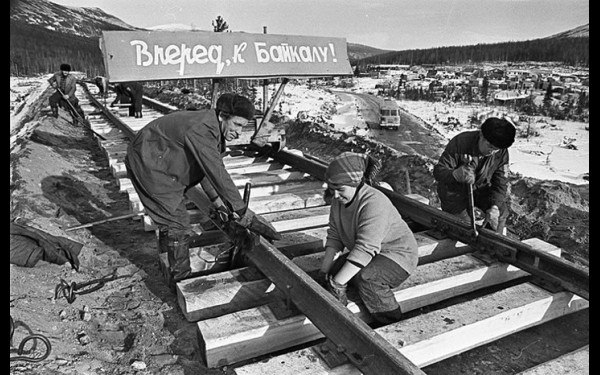 В 1974 г. началось строительство Байкало-Амурской магистрали. Со всех уголков страны на стройку ехали парни и девушки.