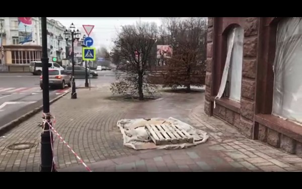На мостовой закрытая воронка от снаряда, прилетевшего в гостиницу «Donbass Palace» буквально накануне визита коммунистов – 22 декабря 2022 года