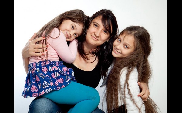Наталья Дикусарова со своими дочками: слева Варвара, справа Дарья.