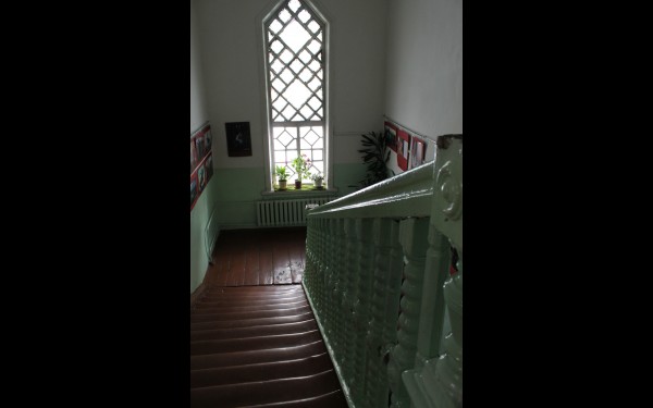До сих пор впечатляют роскошная парадная лестница и готическое окно.