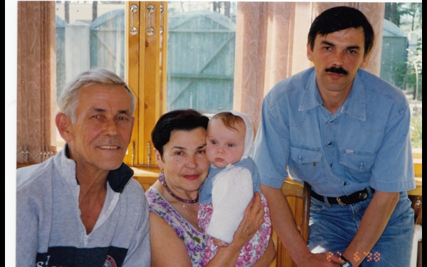 Виктор Шопен в кругу семьи – с женой, сыном и внучкой.