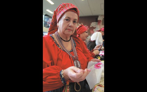 Валентина Щенова вышивает иркутской гладью