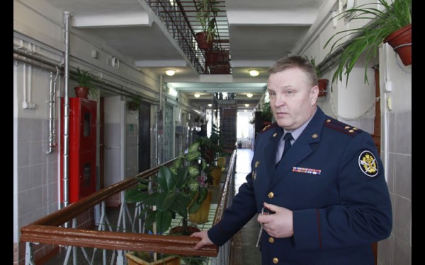 Игорь Мокеев в коридоре «красного» корпуса
