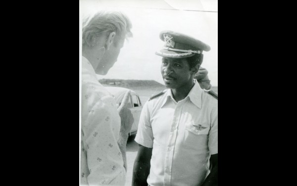 Владимир Сидоренко (слева) с главнокомандующим ВВС Анголы Димбондвой