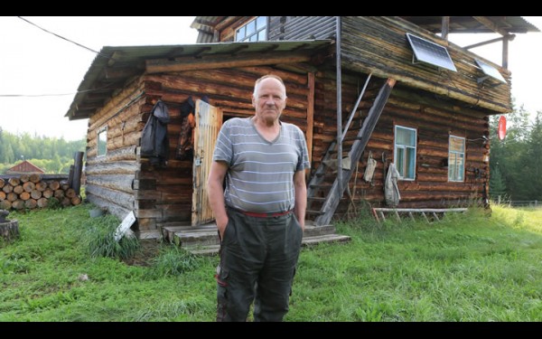 Владимир Трапезников у своего дома