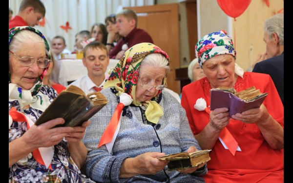 Перед застольем пенсионерки исполняют молитву на польском языке