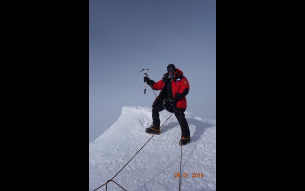 Самая высокая точка Антарктиды — гора Винсен. На то, чтобы сфотографироваться всегда — минуты две. Правило гор гласит: чем ниже, тем безопаснее