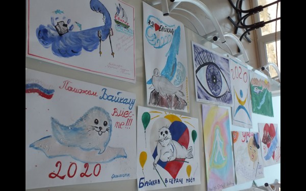 Вот такие красивые рисунки подготовили на конкурс любители скандинавской ходьбы. Организаторы предложили им выбрать одну из трех тем: «Палки рулят!», «Байкал» и «Самый необычный рисунок»