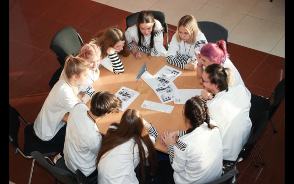 Движение Иркутского объединения студенческих педагогических отрядов имеет более чем 50-летнюю историю, действующий состав ИО СПО — 300 человек