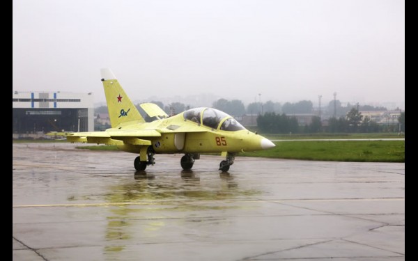Учебно-боевой самолет Як-130 на рулении на заводском аэродроме.