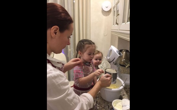 С дочками Изабеллой и Соней за приготовлением рождественского печенья.