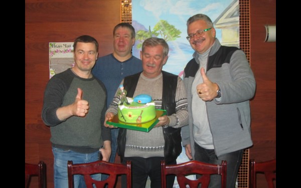 В день приезда в Усть-Илимск «Голубые береты» праздновали свое 32-летие. Пограничники города вручили именинникам праздничный торт.