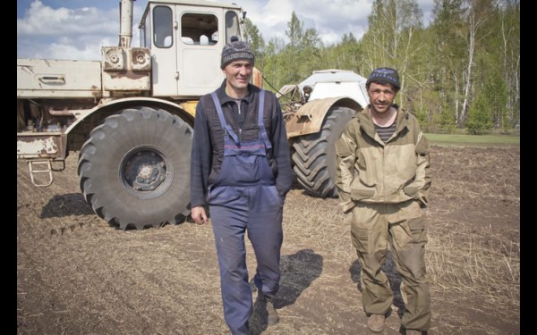 Овес сеет Алексей Варенов (слева), помогает ему Олег Пославский. Комплекс позволяет работать без вспашки, так влага лучше сохраняется в почве. В день успевает пройти 40 га.