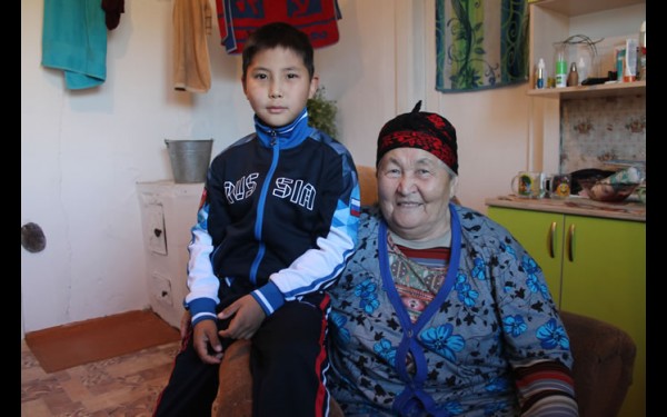 Ксения Амшеева вместе со своим пра­внуком, третьеклассником Дамиром.