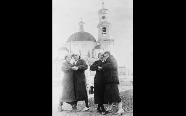 1940 год. Тельма. Мария Константиновна — крайняя слева