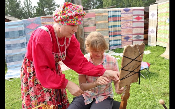 Наталья Краснощёкова показала, как пряли наши бабушки