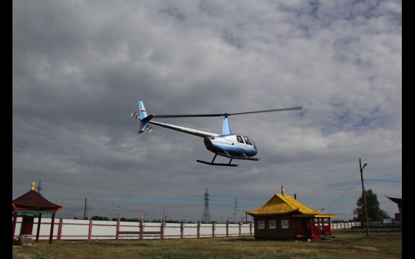 Вертолет с Хамбо-ламой ловко опустился на территорию дацана