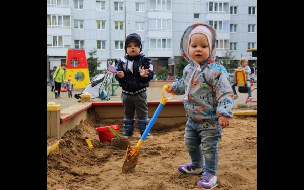 Во дворе на Поленова всегда много детей. Даже простая песочница кажется здесь необычной.