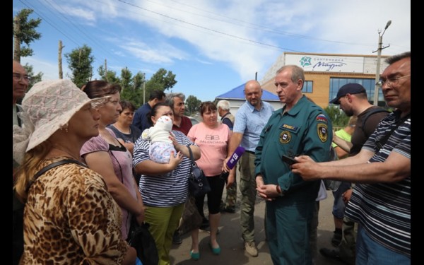 Губернатор Сергей Левченко на оперативной встрече с пострадавшими от паводка