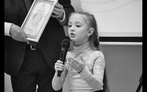 Стихотворение "Крестьянские дети" читает с эмоциями, с жестами Полина Комова 