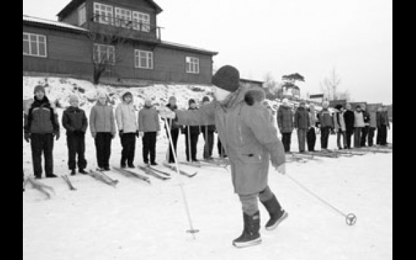 Надежда Васильевна показывает ребятам технику езды на лыжах